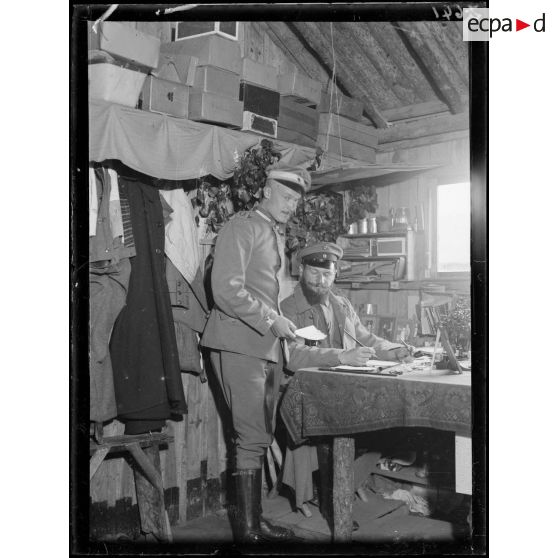 Camps de prisonniers à Coëtquidan, Morbihan, une chambre de sous-officiers prisonniers. [légende d'origine]