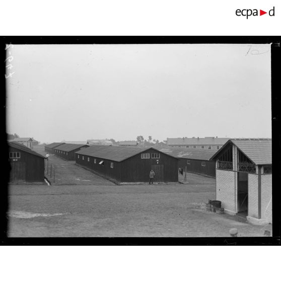 Camps de prisonniers à Coëtquidan, Morbihan, vue générale des baraquements. [légende d'origine]