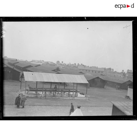 Camps de prisonniers à Coëtquidan, Morbihan, vue générale des baraquements. Au premier plan, le lavoir. [légende d'origine]