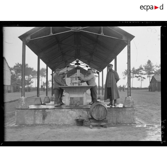 Camps de prisonniers à Coëtquidan, Morbihan, le lavoir. [légende d'origine]