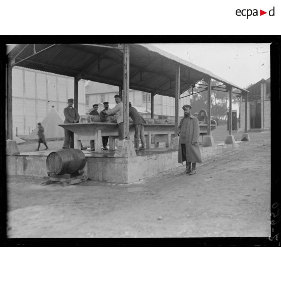 Camps de prisonniers à Coëtquidan, Morbihan, le lavoir. [légende d'origine]