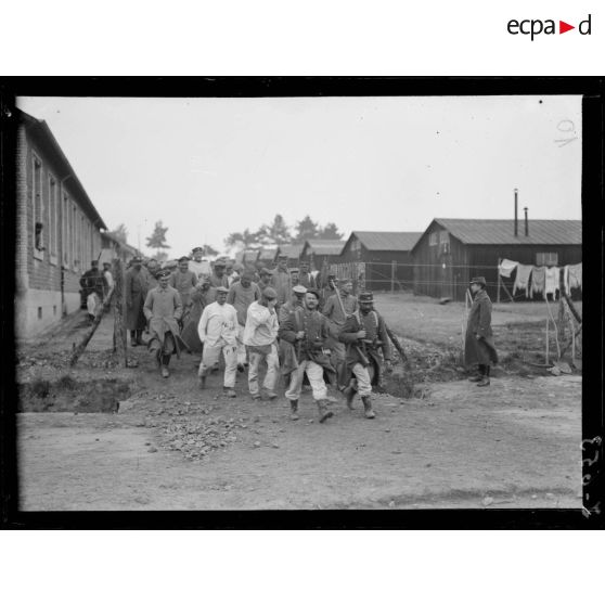 Camps de prisonniers à Coëtquidan, Morbihan, départ des prisonniers pour les corvées. [légende d'origine]