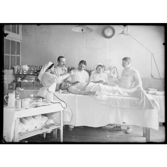 Paris. Hôpital du val de Grâce. Salle d'opération des blessés allemands. [légende d'origine]