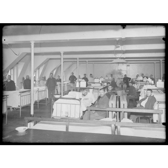 Paris. Hôpital du val de Grâce. Salle des blessés allemands. [légende d'origine]