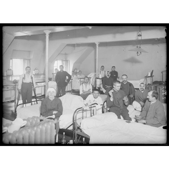 Paris. Hôpital du val de Grâce. Salle des blessés allemands. [légende d'origine]