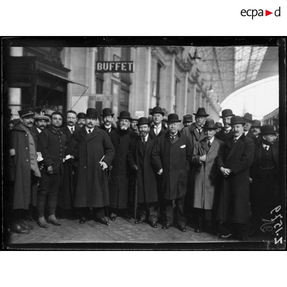 Bordeaux. Commission interparlementaire. Départ pour Paris. MM. Chaumet, Franklin, Bouillon... [légende d’origine]