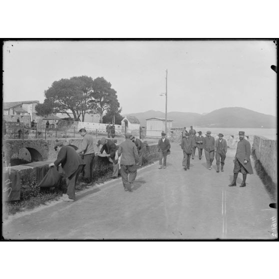 Saint-Tropez. Dépôt d'internés. La promenade. [légende d'origine]