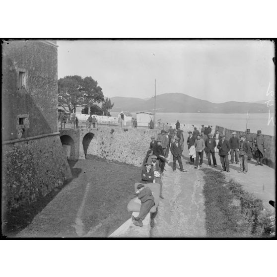 Saint-Tropez. Dépôt d'internés. La promenade. [légende d'origine]