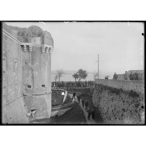 Saint-Tropez. Dépôt d'internés. La promenade. [légende d'origine]