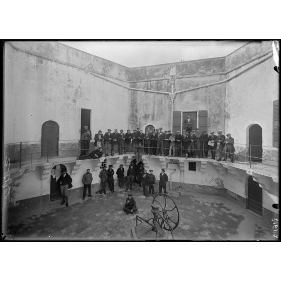 Saint-Tropez. Dépôt d'internés. Cour intérieure du fort. [légende d'origine]