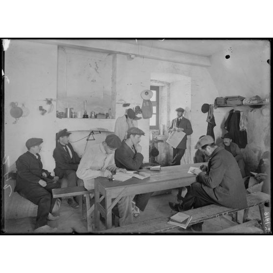 Saint-Tropez. Dépôt d'internés. Salle de lecture, chambrée. [légende d'origine]