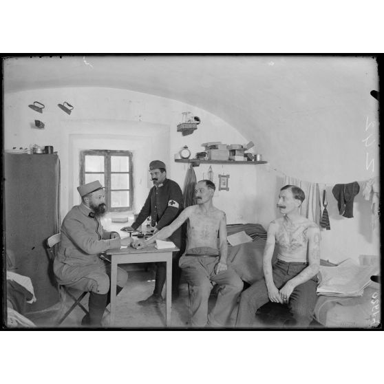 Saint-Tropez. Dépôt d'internés. Salle de visite médicale. [légende d'origine]