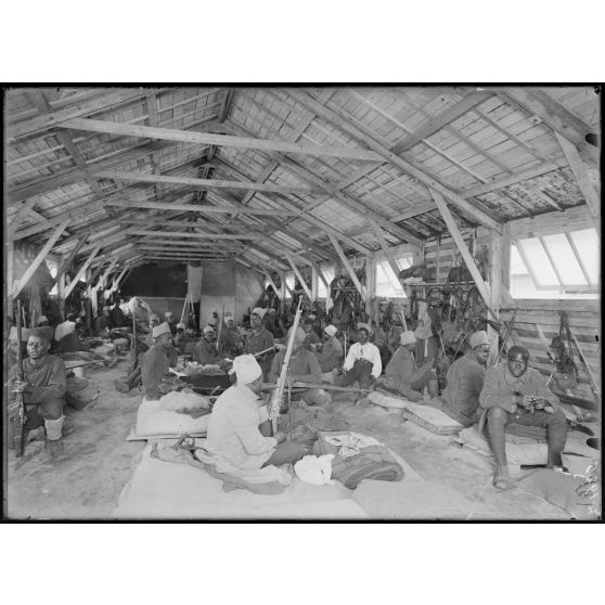 Fréjus. Camp de sénégalais. Une chambrée. Nettoyage des armes. [légende d'origine]