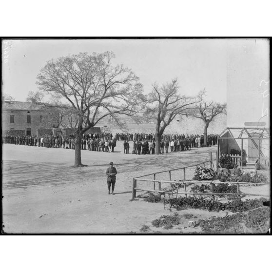 Ile Sainte-Marguerite. Internés civils. Le rassemblement. [légende d'origine]