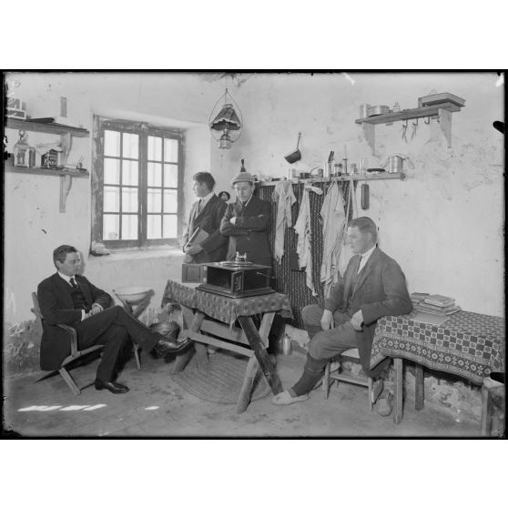 Ile Sainte-Marguerite. Internés civils. Une chambrée. [légende d'origine]