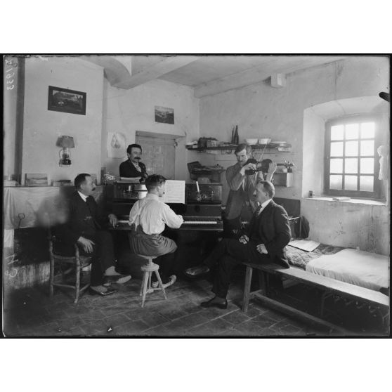 Ile Sainte-Marguerite. Internés civils. La salle de musique. [légende d'origine]