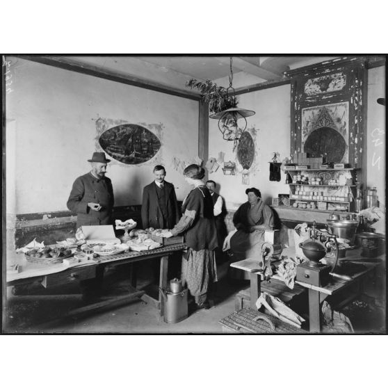 Ile Sainte-Marguerite. Internés civils. La cantine. [légende d'origine]