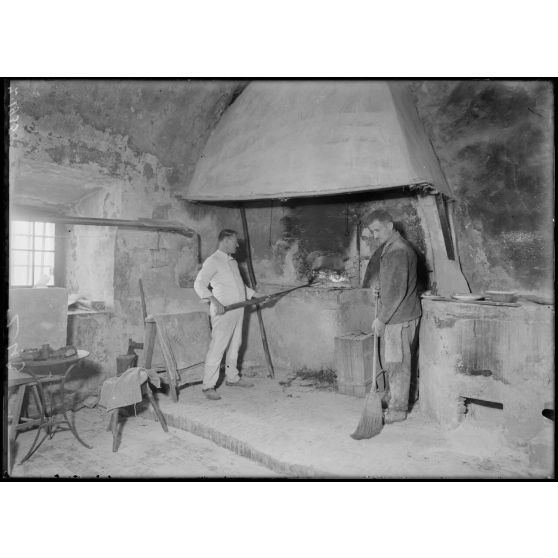 le Sainte-Marguerite. Internés civils. La boulangerie. [légende d'origine]