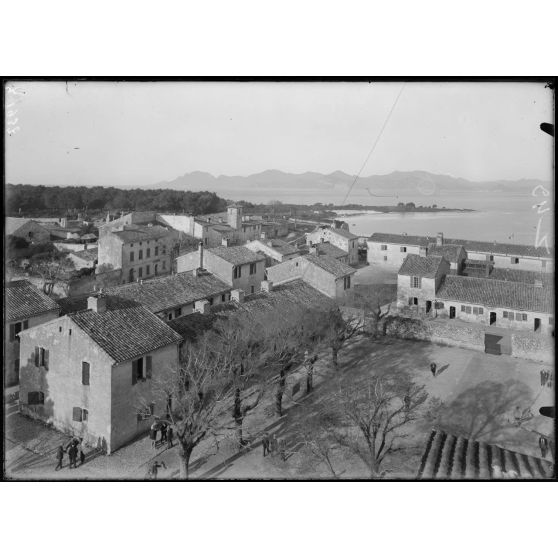 Ile Sainte-Marguerite. Vue du fort prise du donjon du château. [légende d'origine]