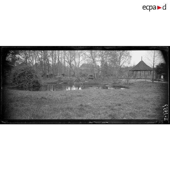 Nogent-sur-Marne. Le jardin de l'hôpital colonial. [légende d'origine]