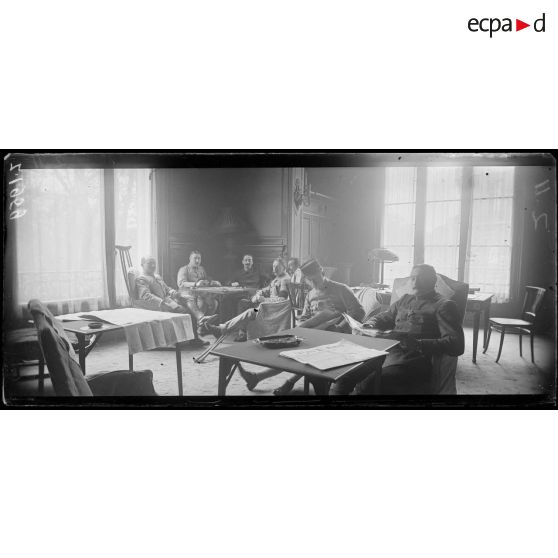 Paris. Hôpital américain. Hôtel Stillman. le fumoir et les officiers hospitalisés. [légende d'origine]