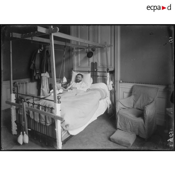 Paris. Hôpital américain. Hôtel Stillman. Une chambre avec appareil chirurgical du docteur Bousseau. [légende d'origine]