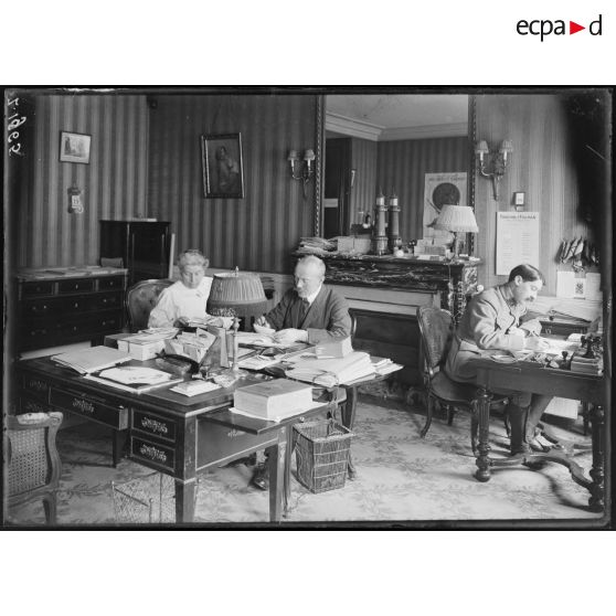 Paris. Hôpital américain. Hôtel Stillman. La salle des administrateurs. [légende d'origine]