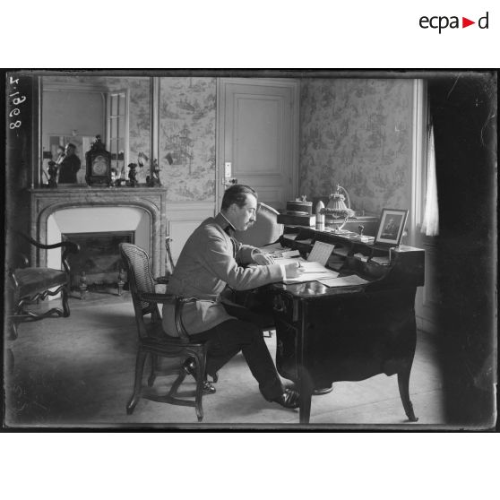 Paris. Hôpital américain. Hôtel Stillman. Le cabinet du docteur Bousseau (major). [légende d'origine]