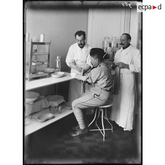 Paris. Hôpital américain. Hôtel Stillman. La salle des pansements (docteur Bousseau). [légende d'origine]