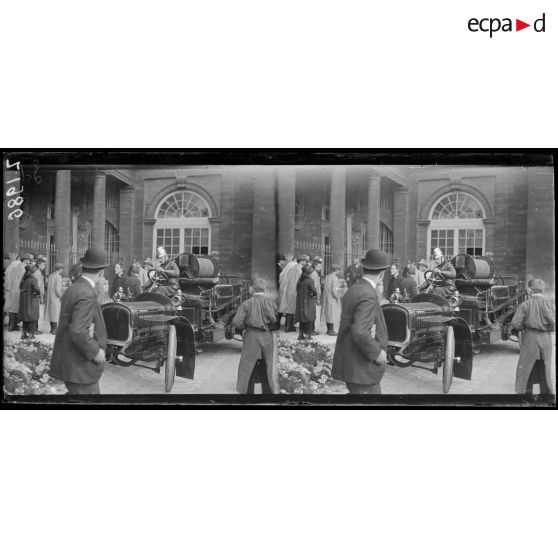 Paris. Palais Royal, 28 avril 1916. Incendie des archives de la Cour des Comptes, dans les sous-sols du Palais Royal. [légende d'origine]