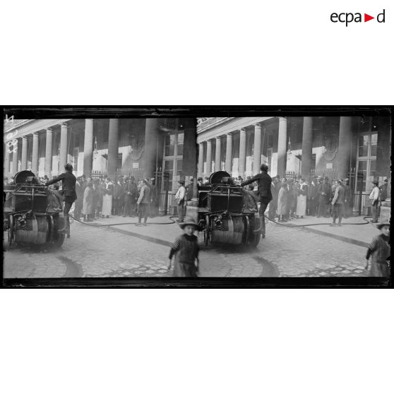 Paris. Palais Royal, 28 avril 1916. Incendie des archives de la Cour des Comptes, dans les sous-sols du Palais Royal. [légende d'origine]