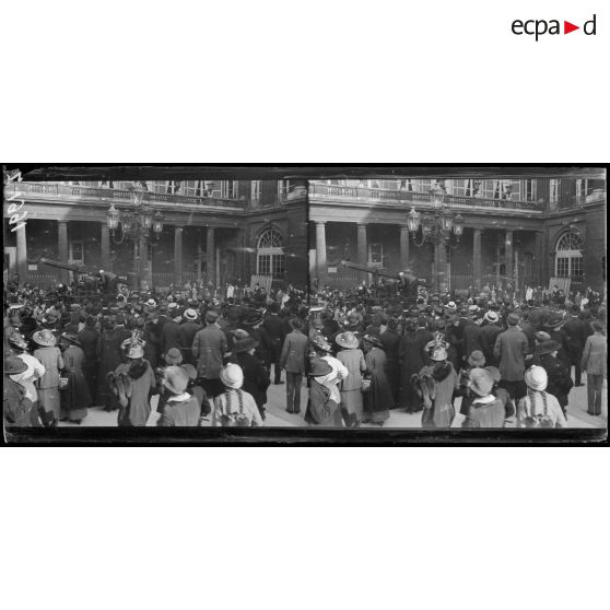 Paris. Palais Royal, 28 avril 1916. Incendie des archives de la Cour des Comptes, dans les sous-sols du Palais Royal. [légende d'origine]