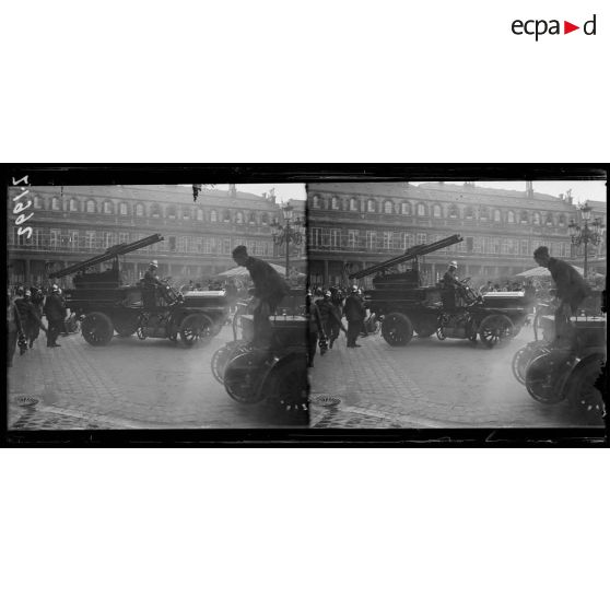 Paris. Palais Royal, 28 avril 1916. Incendie des archives de la Cour des Comptes, dans les sous-sols du Palais Royal. [légende d'origine]