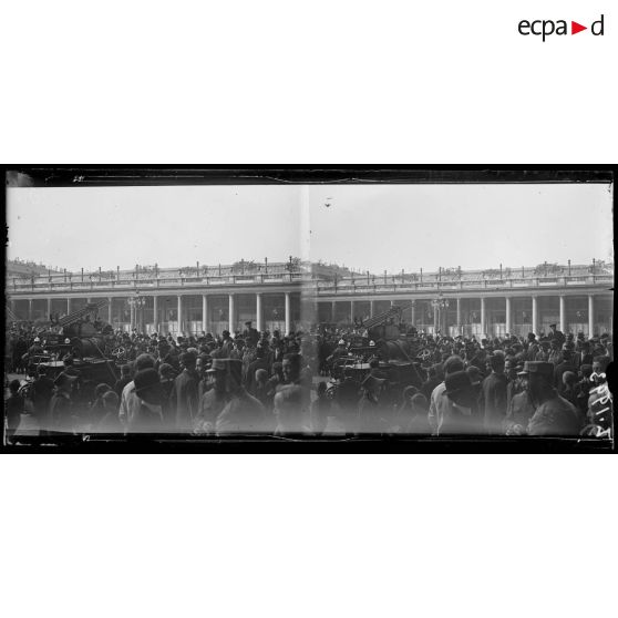 Paris. Palais Royal, 28 avril 1916. Incendie des archives de la Cour des Comptes, dans les sous-sols du Palais Royal. [légende d'origine]
