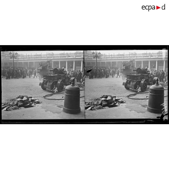 Paris. Palais Royal, 28 avril 1916. Incendie des archives de la Cour des Comptes, dans les sous-sols du Palais Royal. [légende d'origine]