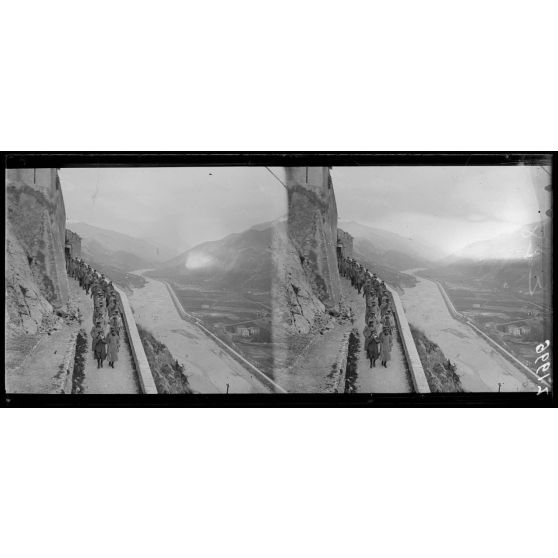 Citadelle d'Entreveaux (Basses-Alpes). Camp d'officiers allemands prisonniers. Départ des officiers prisonniers pour la promenade. [légende d'origine]