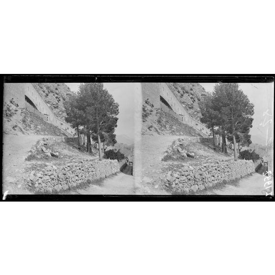 Citadelle d'Entreveaux (Basses-Alpes). Camp d'officiers allemands prisonniers. Dans les dépendances de la citadelle. [légende d'origine]