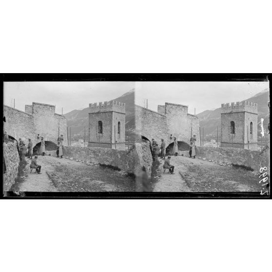 Citadelle d'Entreveaux (Basses-Alpes). Camp d'officiers allemands prisonniers. La promenade des officiers prisonniers. [légende d'origine]