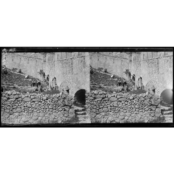 Citadelle d'Entreveaux (Basses-Alpes). Camp d'officiers allemands prisonniers. A l'heure de la promenade dans les dépendances de la citadelle. [légende d'origine]