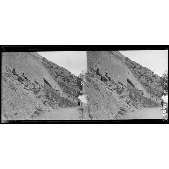 Citadelle d'Entreveaux (Basses-Alpes). Camp d'officiers allemands prisonniers. A l'heure de la promenade. [légende d'origine]