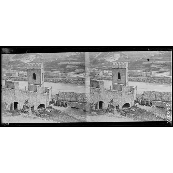 Citadelle d'Entreveaux (Basses-Alpes). Camp d'officiers allemands prisonniers. A l'heure de la promenade. [légende d'origine]