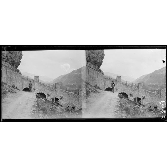 Citadelle d'Entreveaux (Basses-Alpes). Camp d'officiers allemands prisonniers. A l'heure de la promenade. [légende d'origine]