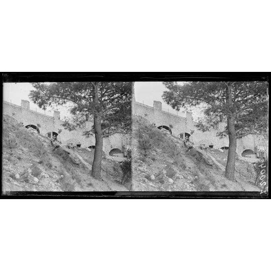 Citadelle d'Entreveaux (Basses-Alpes). Camp d'officiers allemands prisonniers. A l'heure de la promenade. [légende d'origine]