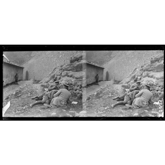 Citadelle d'Entreveaux (Basses-Alpes). Camp d'officiers allemands prisonniers. A l'heure de la promenade. [légende d'origine]