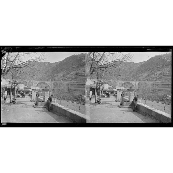 Collège d'Annot (Basses-Alpes). Camp de concentration de familles austro-allemandes. Au lavoir. [légende d'origine]