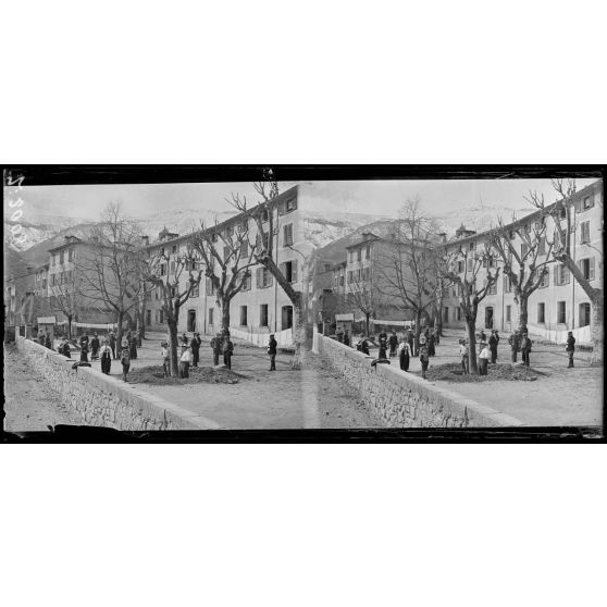 Collège d'Annot (Basses-Alpes). Camp de concentration de familles austro-allemandes. Internés dans la cour du collège. [légende d'origine]