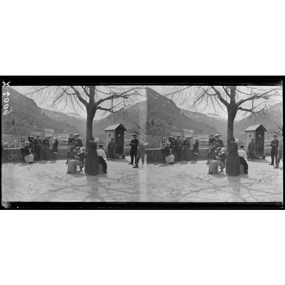 Collège d'Annot (Basses-Alpes). Camp de concentration de familles austro-allemandes. Internés dans la cour du collège. [légende d'origine]