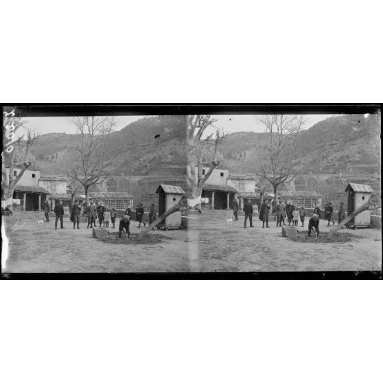 Collège d'Annot (Basses-Alpes). Camp de concentration de familles austro-allemandes. Internés dans la cour du collège. [légende d'origine]