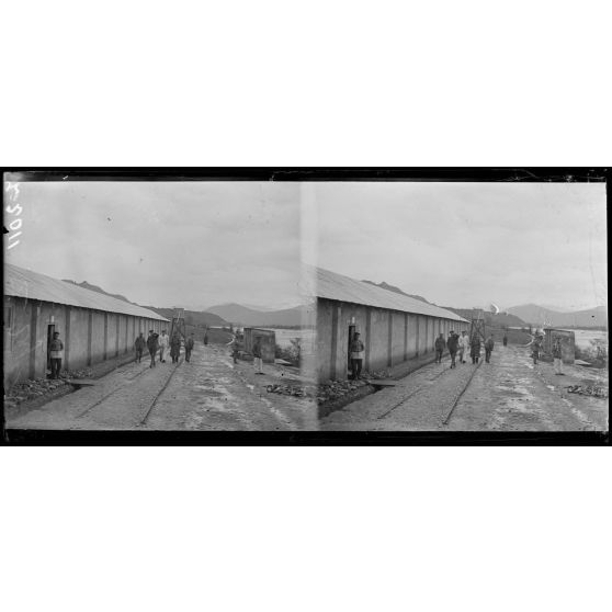 Château-Arnoux (Basses-Alpes). Chantier de Saint Auban. Construction d'une usine de produits chimiques pour l'Etat. Baraquements des prisonniers employés au chantier. [légende d'origine]