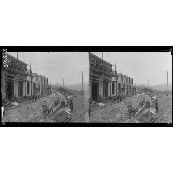 Château-Arnoux (Basses-Alpes). Chantier de Saint Auban. Les prisonniers au chantier de construction. [légende d'origine]